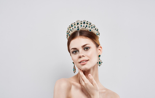 Cheerful beauty queen looking at camerahttp://www.twodozendesign.info/i/1.png