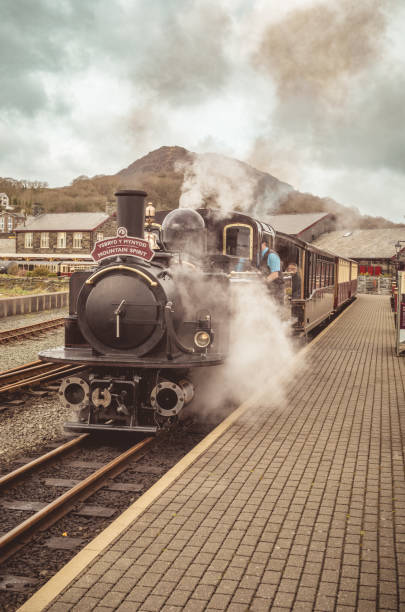 le ffestiniog and welsh highland railway à porthmadog, pays de galles, royaume-uni - ffestiniog railway photos et images de collection