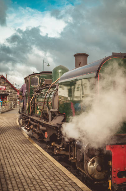 le ffestiniog and welsh highland railway à porthmadog, pays de galles, royaume-uni - ffestiniog railway photos et images de collection