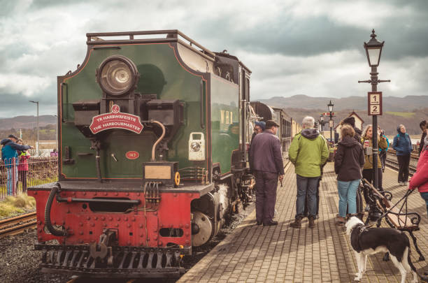 le ffestiniog and welsh highland railway à porthmadog, pays de galles, royaume-uni - ffestiniog railway photos et images de collection