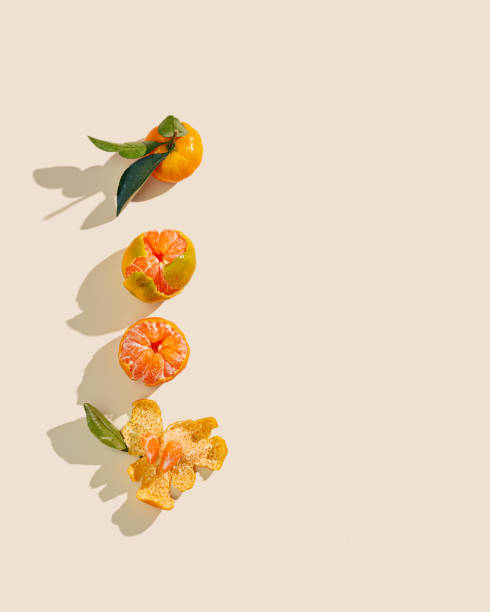 Top view juicy orange yellow tangerines as trend pattern minimal style, Natural citrus fruit with green leaf on light beige background. Organic, healthy, vegetarian and plant-based food, pastel color vista superior jugosas mandarinas amarillas anaranjadas como patrón de tendencia estilo minimalista, cítricos naturales con hoja verde sobre fondo beige claro. alimentos orgánicos, saludables, vegetarianos y de origen vegetal, tono pastel