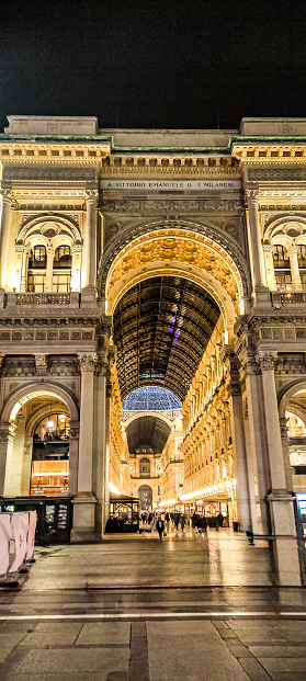 Image of the entrance of the Vittorio Emanuele Gallery in Milano