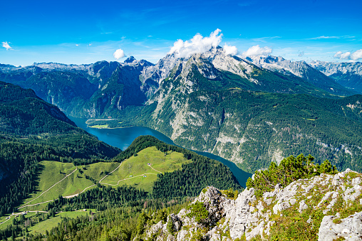 Aussicht vom Gipfel des Jenner mit Blick auf den Königssee und das Watzmann-Massiv im Nationalpark Berchtesgaden
