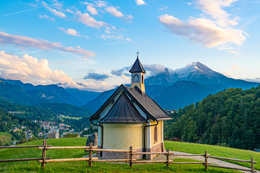 Kirchleitn Kapelle in Berchtesgaden zur Abenddämmerung mit Bergpanorama und dem Watzmann im Hintergrund