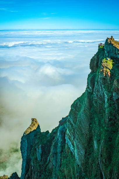 облачные горы пик вид на мадейру - charlton стоковые фото и изображения