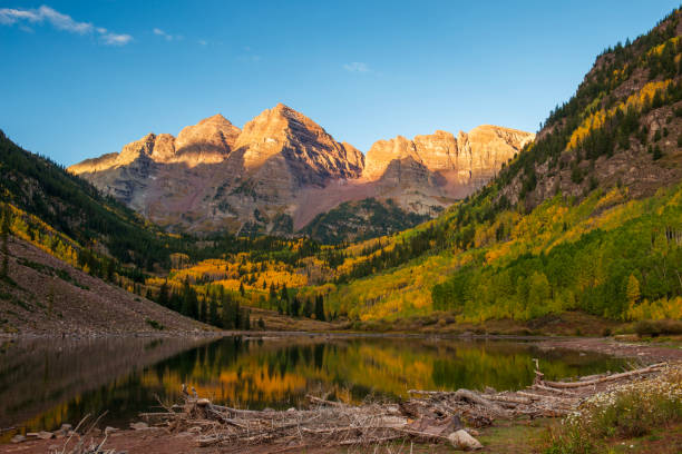 istock Sunrise at Maroon Bells in Autumn 2121239816