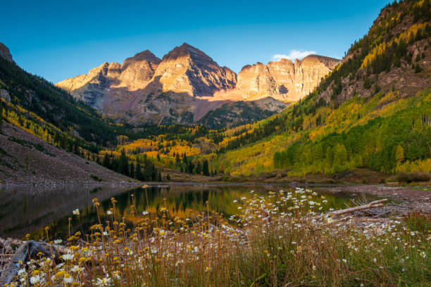 istock Sunrise at Maroon Bells in Autumn 2121239818
