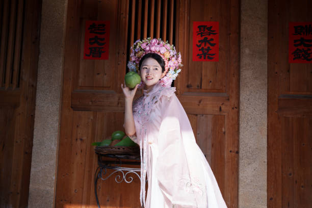 istock Beautiful woman experiencing Hanfu 2121281183