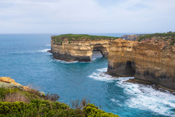 great ocean road - london arch great ocean road cliff australia стоковые фото и изображения