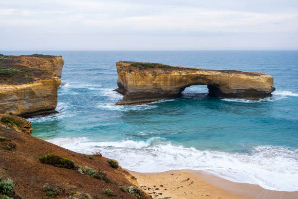 great ocean road - london arch great ocean road cliff australia стоковые фото и изображения