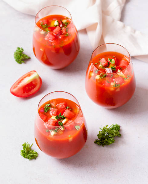 sopa fría de gazpacho de tomate española al estilo y decorada en vasos con ingredientes sobre mesa blanca, vista superior - 11274 fotografías e imágenes de stock