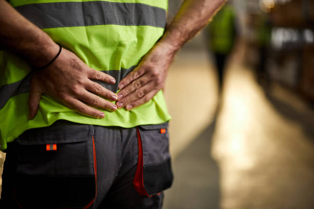 i hurt my back on the job! - dor de costas imagens e fotografias de stock