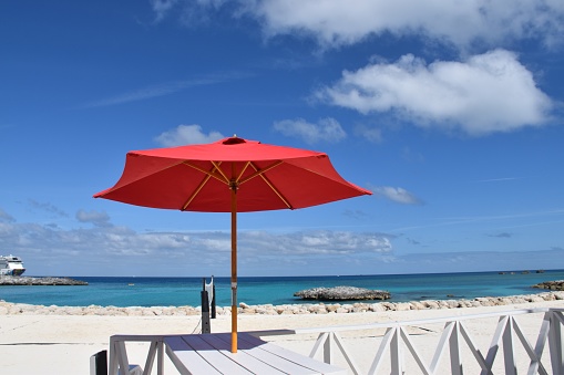 Un parasol sous un ciel bleu, Bahamas