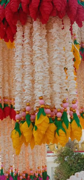 istock flower garland 2122424881