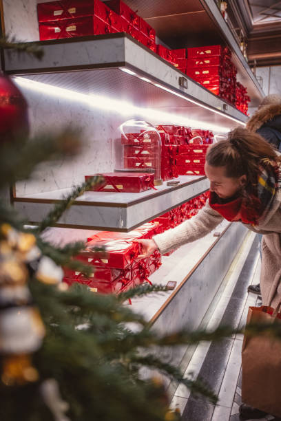 junge frau kauft im winter geschenke ein - ljubljana december winter christmas stock-fotos und bilder