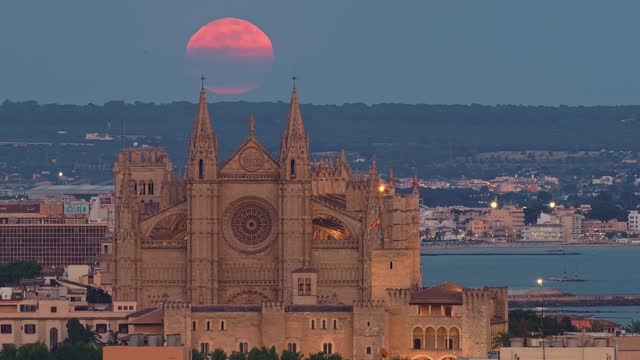 Moonrise time lapse over Palma de Mallorca cathedral. Shot with a long telephoto lens.