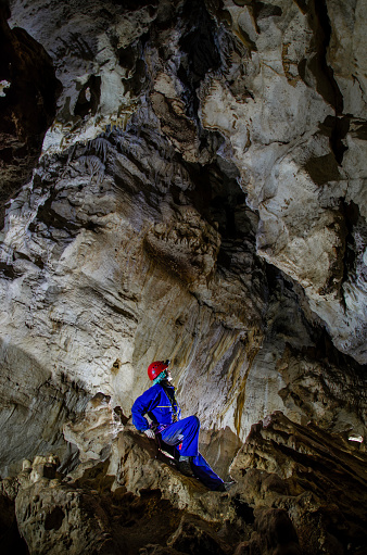 La grotta “Pozzi della Piana” si sviluppa in maniera prevalentemente orizzontale; gli accessi si trovano a valle del borgo di Titignano