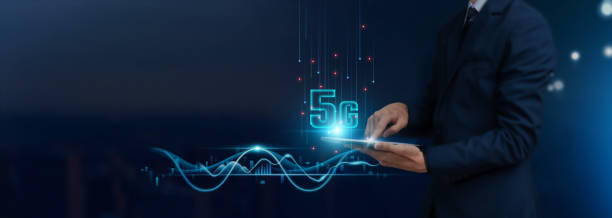 5G Technology Concept: Businessman Uses Tablet on Advanced Global Networking, High-Speed Connectivity, Enhanced Data Transfer, Collaborative Innovation to Develop Smart Solutions from Digital Technology. concepto de tecnología 5g: un empresario utiliza una tableta en redes globales avanzadas, conectividad de alta velocidad, transferencia de datos mejorada e innovación colaborativa para desarrollar soluciones inteligentes a partir de la tecnología digita