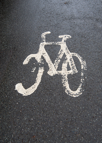 Image of bike route marker painted on tarmac