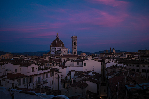The sun has set, and it is now dusk, with the remnants of the sunset casting a few streaks of colorful clouds across the sky. Florence always seems to be a city of warm hues, and at this moment, the purplish-blue sky envelops this historic city, as if with the last trace of tenderness, it is reluctant to bid farewell to Florence.