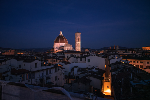 It is already evening, and Florence, free from excessive light pollution, has its city planners highlighting its most famous buildings with lighting. Standing tall for centuries, the church holds an irreplaceable position in the spotlight, which is fitting as it must be the most sacred place in Florence.