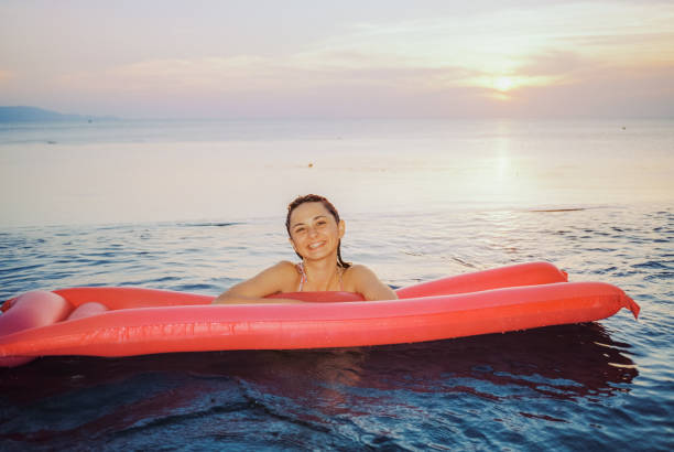 женщина на бассейне плавает в бассейне рядом с пляжем - indian ocean flash стоковые фото и изображения