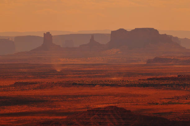 vue brumeuse de monument valley en milieu d’après-midi - moki dugway photos et images de collection