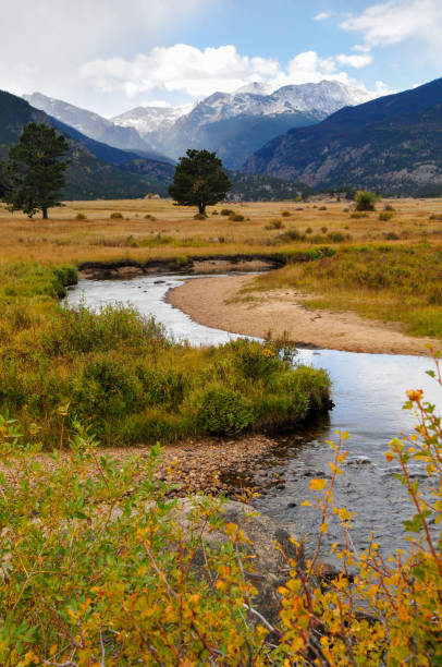 구불구불한 빅 톰슨 강과 모레인 공원의 평원 - big thompson river 뉴스 사진 이미지