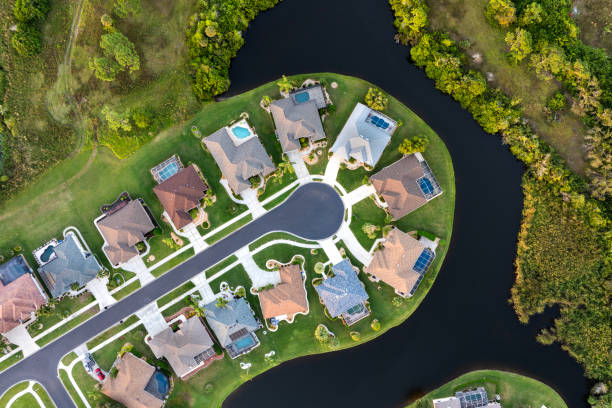 view from above of residential houses in living area in north port, fl. american dream homes as example of real estate development in us suburbs - housing development organized group house real estate foto e immagini stock