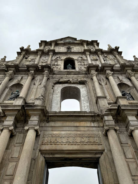 macau 20 de dezembro de 2023 - ruínas de são paulo vistas directamente perto do portão principal. esta ruínas é um local panorâmico muito famoso e turístico no coração de macau - balaustrade - fotografias e filmes do acervo