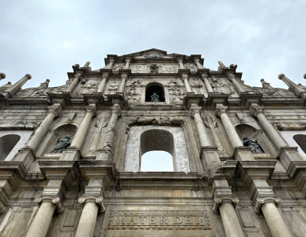 macao, 20 dicembre 2023- rovine di san paolo viste direttamente vicino al cancello principale. queste rovine sono un punto panoramico e turistico molto famoso nel cuore di macao - balaustrade foto e immagini stock