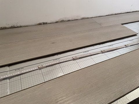 laminate is laid in a room with thermal insulation