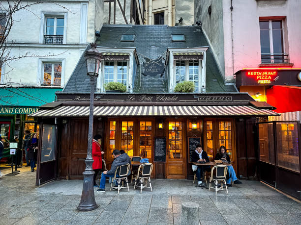 ristorante francese le petit chatelet a parigi - théâtre du châtelet foto e immagini stock