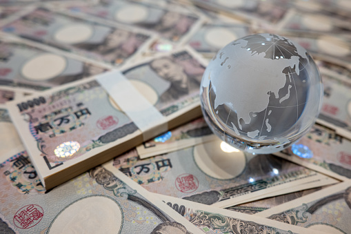 10,000 yen bills and a glass globe