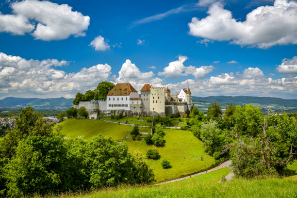 Slot/Kasteel Tarasp ligt op een kegelvormige rotsheuvel in het zuidwesten van de gemeente Scuol in het Zwitserse kanton Graubünden. Het is één van de meest imposante kastelen van Graubünden.