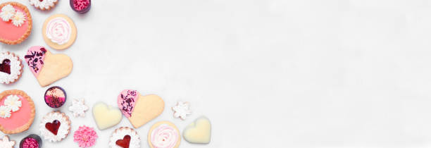 fête des mères ou l’amour sur le thème cuisson coin frontière avec une variété de biscuits et de bonbons sur un fond de bannière en marbre blanc - coin chocolate food chocolate coin photos et images de collection