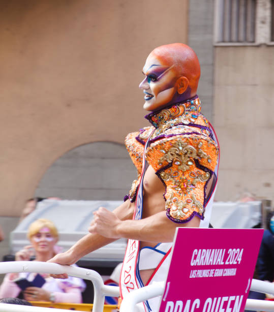 le drag queen partecipano alla grande sfilata di carnevale - samba dancing dancer salsa dancing carnival foto e immagini stock