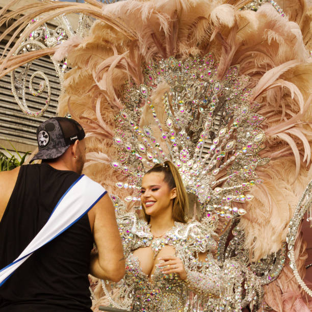 last preparations are made to costumes and makeup - samba dancing dancer salsa dancing carnival stock-fotos und bilder