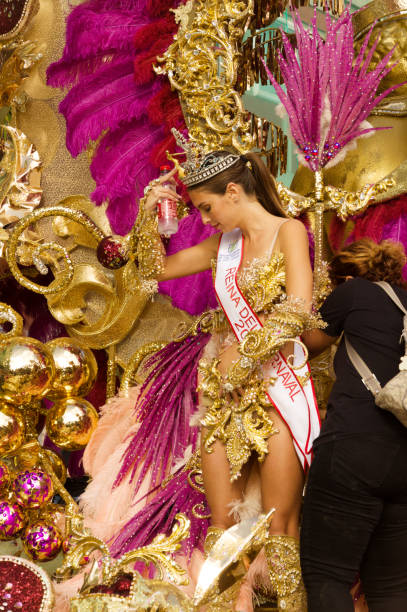 last preparations are made to costumes and makeup - samba dancing dancer salsa dancing carnival foto e immagini stock
