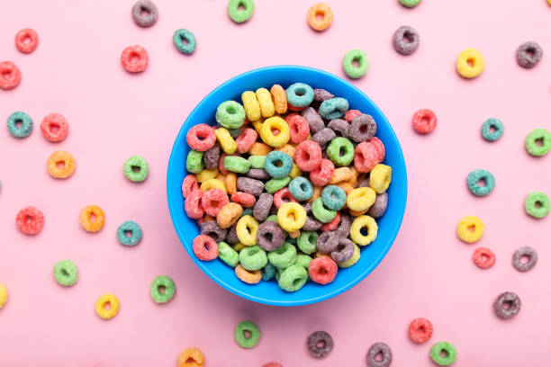 istock Colorful corn rings in bowl on pink background 2125674936