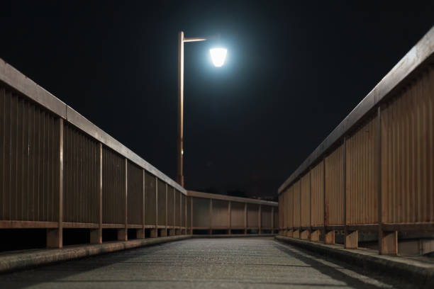 街灯と深夜の歩道