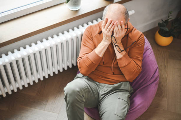 mature adult man (mental burnout) - shock frustration damaged inflammation zdjęcia i obrazy z banku zdjęć