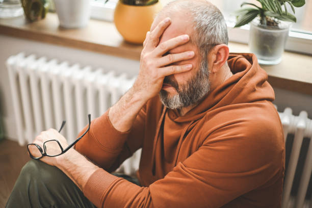 mature adult man (mental burnout) - shock frustration damaged inflammation zdjęcia i obrazy z banku zdjęć