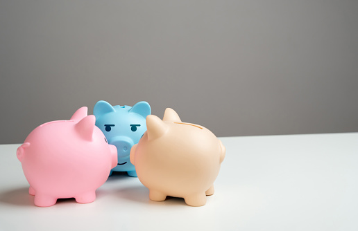 Piggy bank pigs make a plan. Gossip and rumors. How to save more money. News and events in the economy. Cashbacks and earnings. Deposits and good savings conditions.