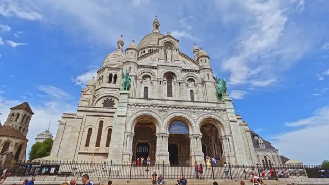 Majestic basilica of the Sacred Heart of Paris under a clear blue sky