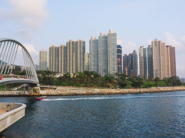 tseung kwan o cross bay link and the lohas residential building - kowloon bay foto e immagini stock