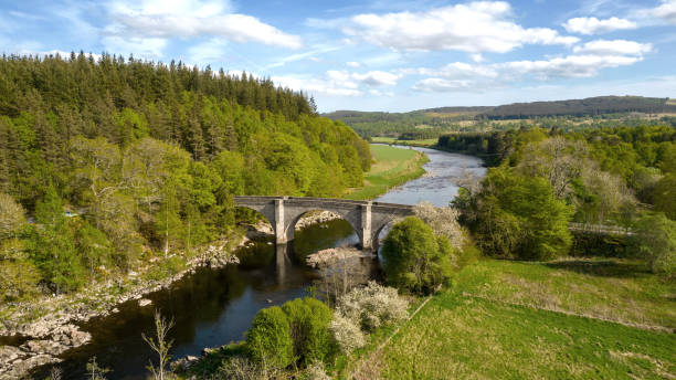 스코틀랜드 밴코리 근처의 다리 - dee river scotland valley bridge 뉴스 사진 이미지