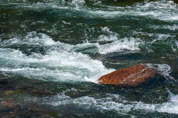 flujo de corriente de agua de un río - 6721 fotografías e imágenes de stock