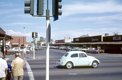 California (unfortunately the exact location is not known), USA, 1974. Street intersection in a shopping area in California. Furthermore: foot singers, cars and buildings.