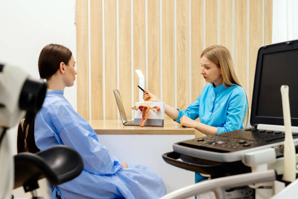 healthy anatomy of the uterus and ovaries on the hands of a doctor. awareness of women's health care, gynecology and reproductive system. - serviks foto potret stok, foto, & gambar bebas royalti